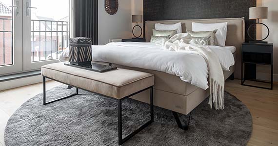 Een hotelchique slaapkamer vol glanzende details 